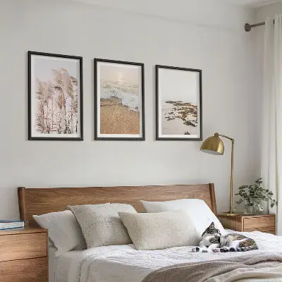 Zidna galerija s motivom plaže, trave, valova i kamenja u boho stilu