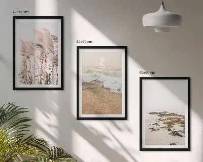 Zidna galerija s motivom plaže, trave, valova i kamenja u boho stilu