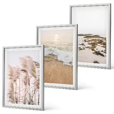 Zidna galerija s motivom plaže, trave, valova i kamenja u boho stilu