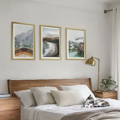 Zidna galerija planine, jezero, brod i plaža s krajolikom
