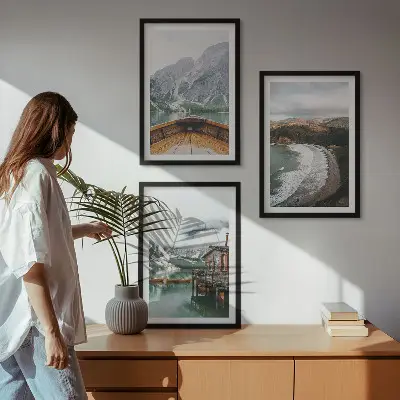 Zidna galerija planine, jezero, brod i plaža s krajolikom