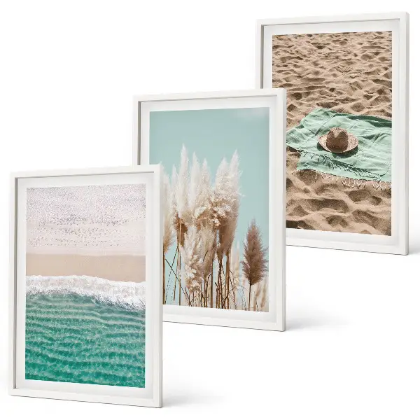Set od 3 slike u okviru motiv šešira od trave na plaži s valovima