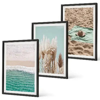 Set od 3 slike u okviru motiv šešira od trave na plaži s valovima