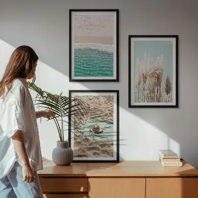 Set od 3 slike u okviru motiv šešira od trave na plaži s valovima