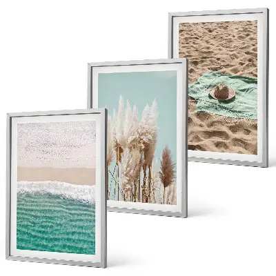 Set od 3 slike u okviru motiv šešira od trave na plaži s valovima