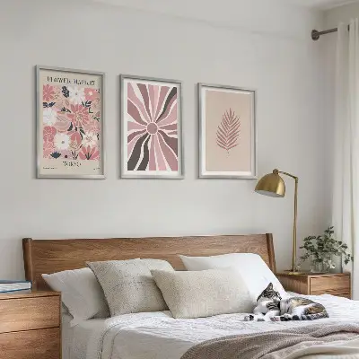 Zidna galerija s uzorcima cvijeća, lišća i geometrije