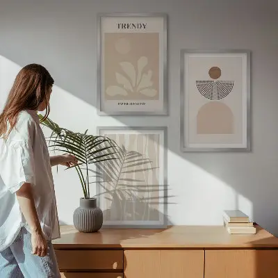 Apstraktna slika u bež nijansama triptih u okviru