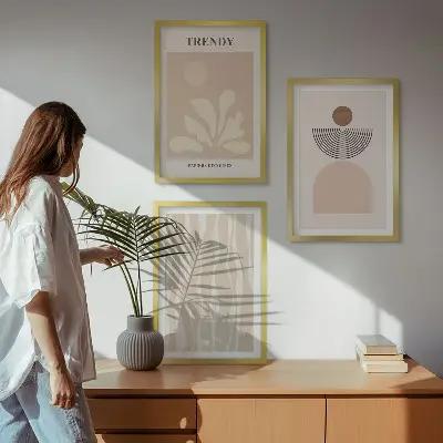 Apstraktna slika u bež nijansama triptih u okviru