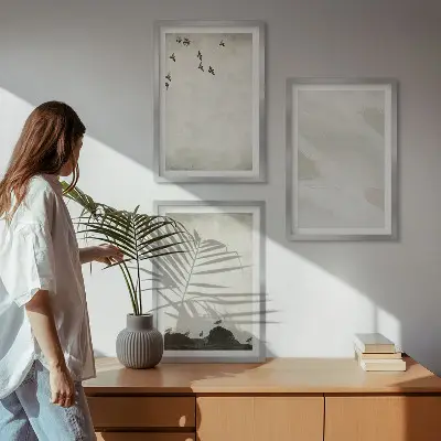 Zidna galerija dekoracije s motivima ptica i kamenja izvedene potezima kistom