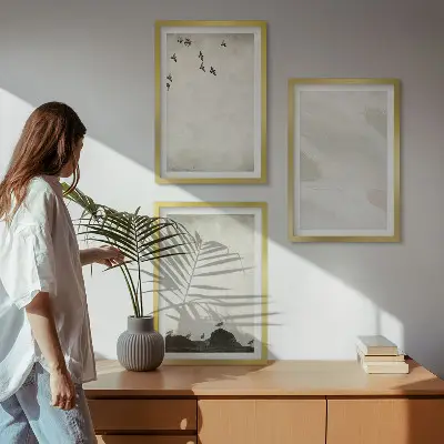 Zidna galerija dekoracije s motivima ptica i kamenja izvedene potezima kistom