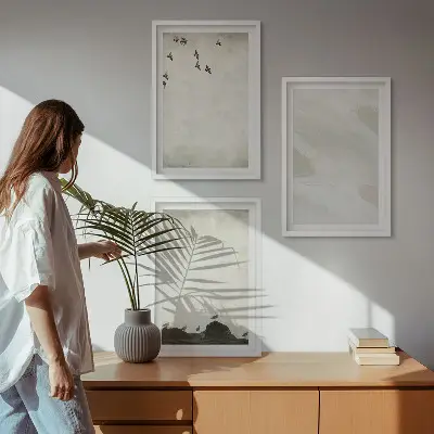 Zidna galerija dekoracije s motivima ptica i kamenja izvedene potezima kistom