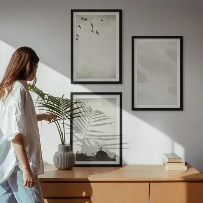 Zidna galerija dekoracije s motivima ptica i kamenja izvedene potezima kistom