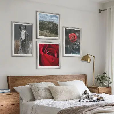 Set od 4 slike u okviru crvene ruže s konjem na sivoj pozadini