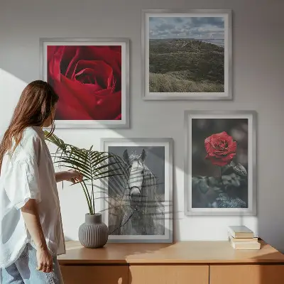 Set od 4 slike u okviru crvene ruže s konjem na sivoj pozadini