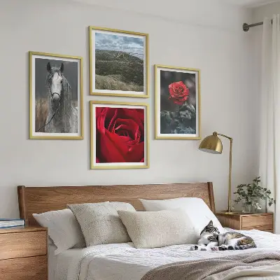 Set od 4 slike u okviru crvene ruže s konjem na sivoj pozadini