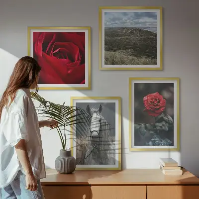 Set od 4 slike u okviru crvene ruže s konjem na sivoj pozadini