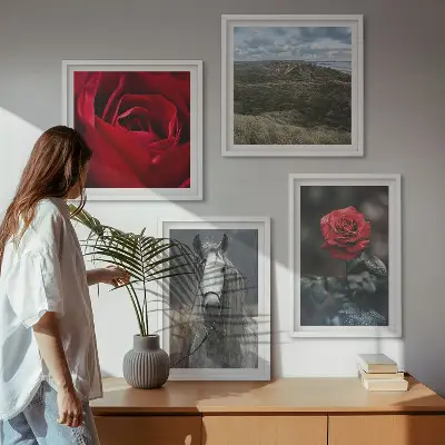 Set od 4 slike u okviru crvene ruže s konjem na sivoj pozadini