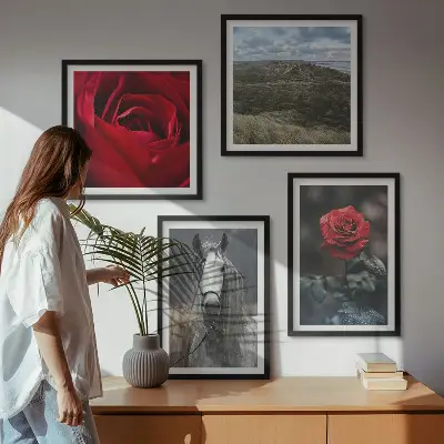 Set od 4 slike u okviru crvene ruže s konjem na sivoj pozadini