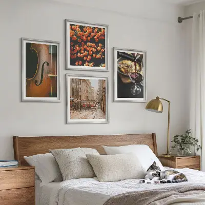 Dekorativni komplet slika za zid motiv violine s bocom vina i uličnim cvijećem