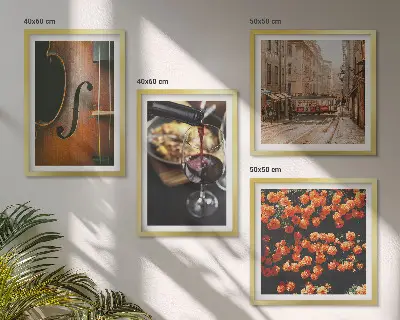 Dekorativni komplet slika za zid motiv violine s bocom vina i uličnim cvijećem