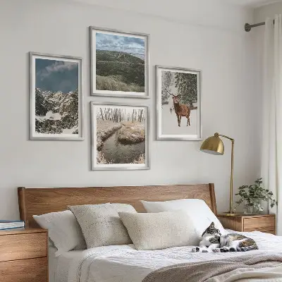 Set 4 slike u okviru planinski šumski krajolik sa jelenom