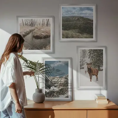 Set 4 slike u okviru planinski šumski krajolik sa jelenom