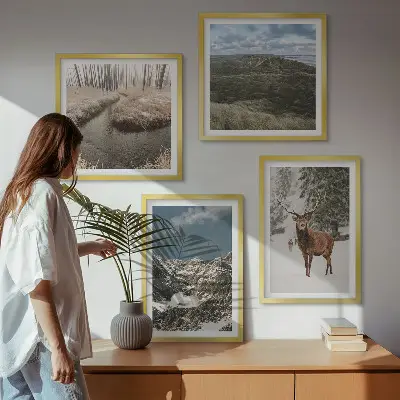 Set 4 slike u okviru planinski šumski krajolik sa jelenom