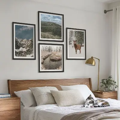Set 4 slike u okviru planinski šumski krajolik sa jelenom