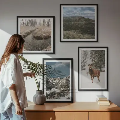 Set 4 slike u okviru planinski šumski krajolik sa jelenom