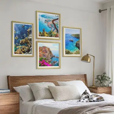 Set od 4 slike u okviru pogled na more sa šarenim kućama