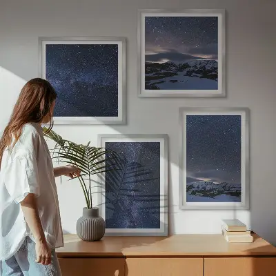 Set 4 slike u okviru noćno nebo s planinama i zvijezdama