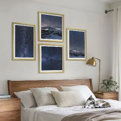 Set 4 slike u okviru noćno nebo s planinama i zvijezdama