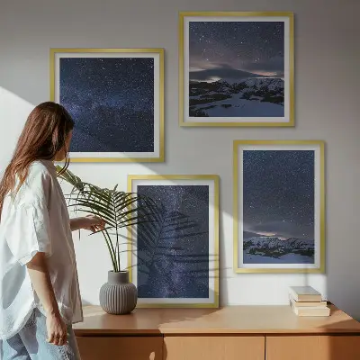 Set 4 slike u okviru noćno nebo s planinama i zvijezdama