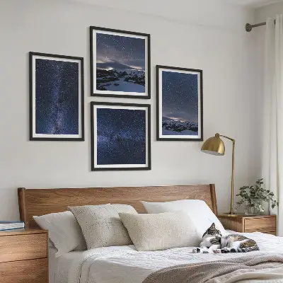 Set 4 slike u okviru noćno nebo s planinama i zvijezdama