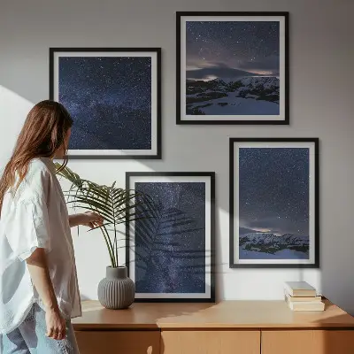 Set 4 slike u okviru noćno nebo s planinama i zvijezdama