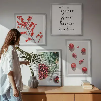 Set 4 slike u okviru minimalistički prikaz crvenih plodova biljaka