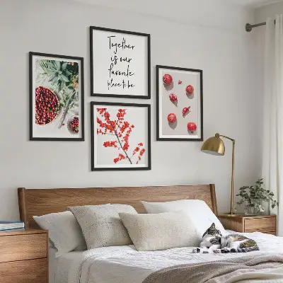 Set 4 slike u okviru minimalistički prikaz crvenih plodova biljaka