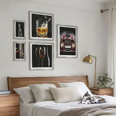 Set slika iznad kauča elegantne retro teme s motivima automobila i pića