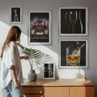 Set slika iznad kauča elegantne retro teme s motivima automobila i pića