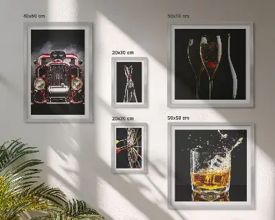 Set slika iznad kauča elegantne retro teme s motivima automobila i pića