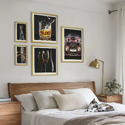 Set slika iznad kauča elegantne retro teme s motivima automobila i pića