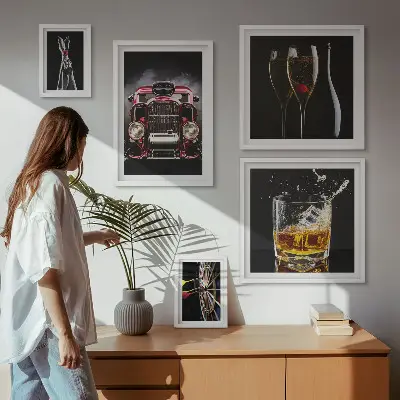 Set slika iznad kauča elegantne retro teme s motivima automobila i pića
