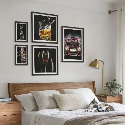 Set slika iznad kauča elegantne retro teme s motivima automobila i pića