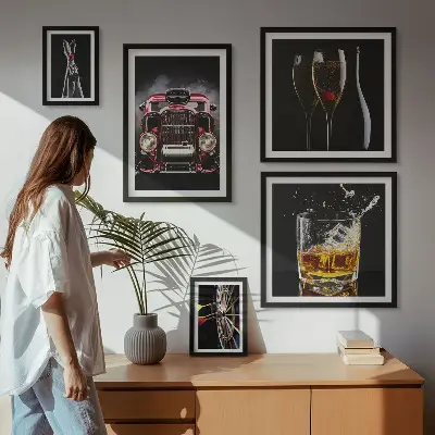 Set slika iznad kauča elegantne retro teme s motivima automobila i pića