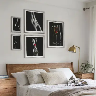 Set slika za iznad kauča elegantni moderni detalji u crnoj i crvenoj boji
