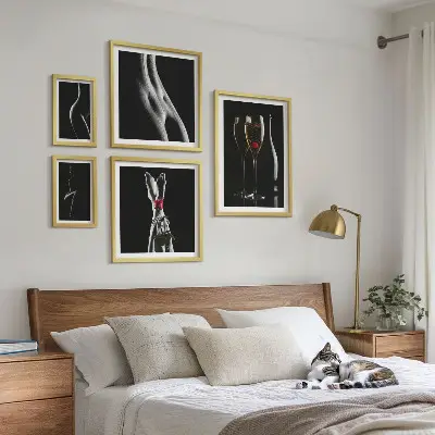 Set slika za iznad kauča elegantni moderni detalji u crnoj i crvenoj boji