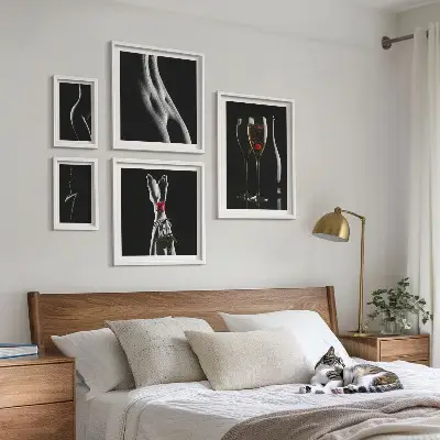 Set slika za iznad kauča elegantni moderni detalji u crnoj i crvenoj boji