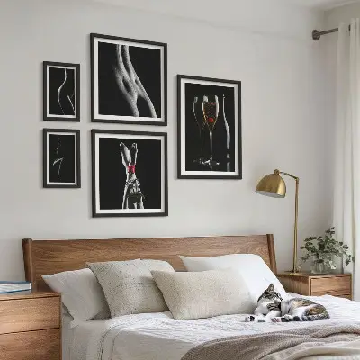 Set slika za iznad kauča elegantni moderni detalji u crnoj i crvenoj boji