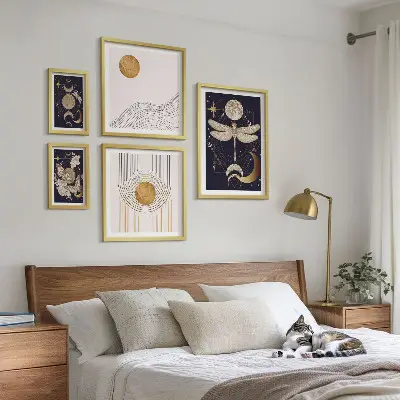 Set slika iznad kauča s motivima svemirskih insekata