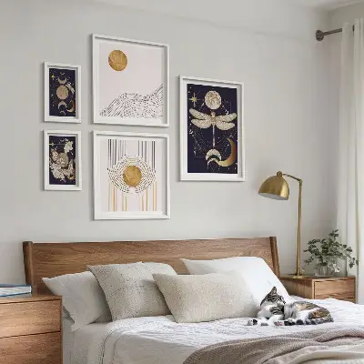 Set slika iznad kauča s motivima svemirskih insekata